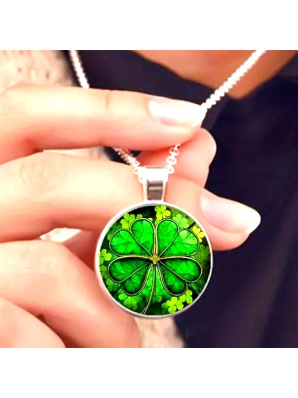 FOUR LEAF Clover 🍀  Necklace Stunning Color